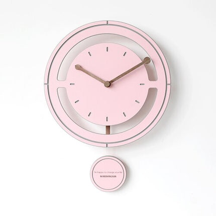 Reloj de pared con péndulo colorido