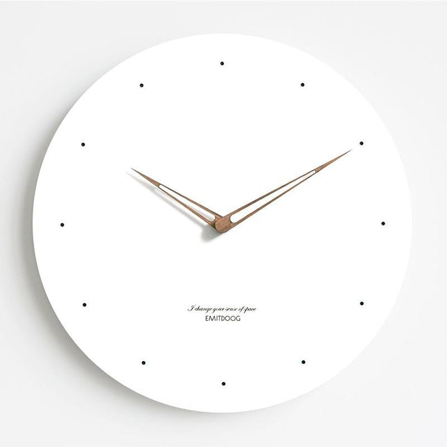 Reloj de pared de madera blanqueada