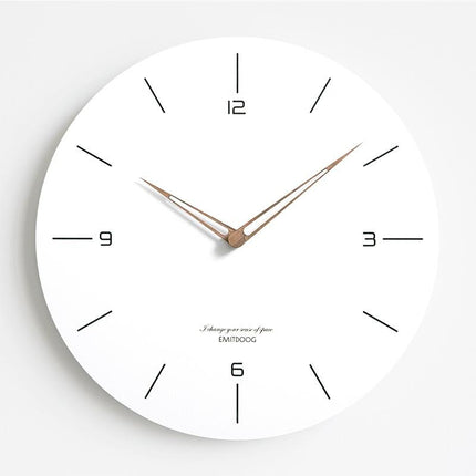 Reloj de pared de madera blanqueada