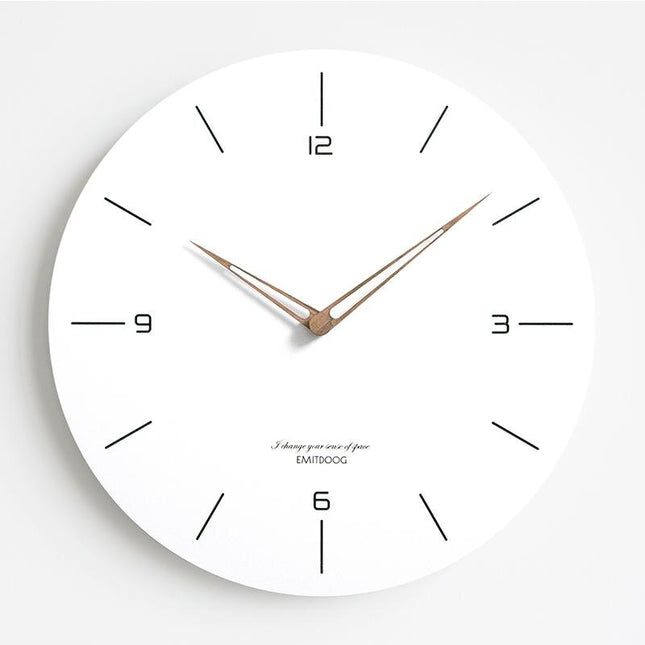 Reloj de pared de madera blanqueada