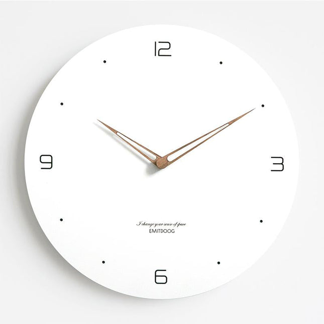 Reloj de pared de madera blanqueada