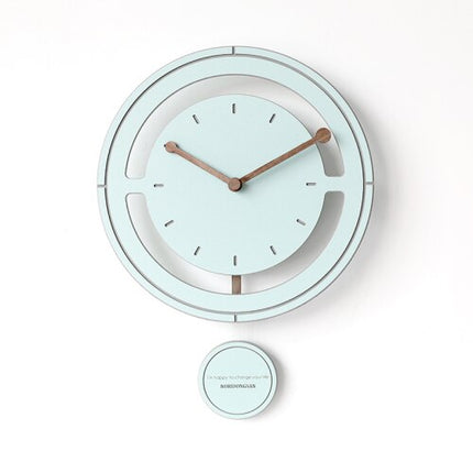 Reloj de pared con péndulo colorido