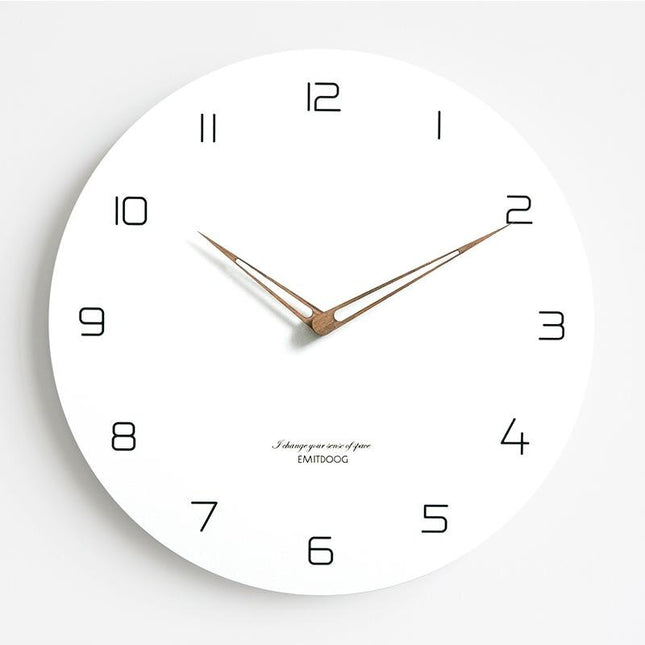 Reloj de pared de madera blanqueada