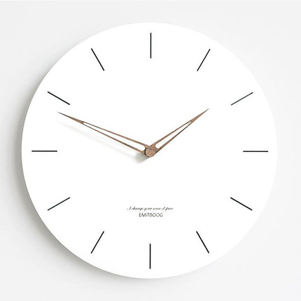 Reloj de pared de madera blanqueada
