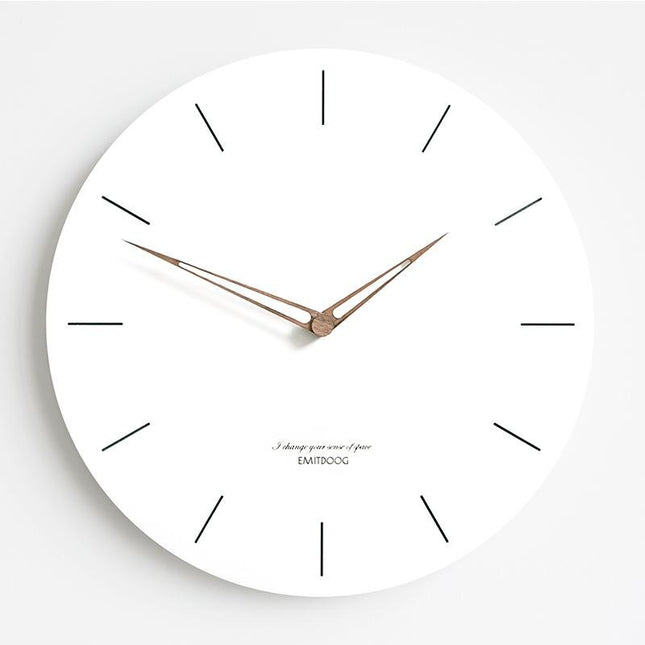 Reloj de pared de madera blanqueada