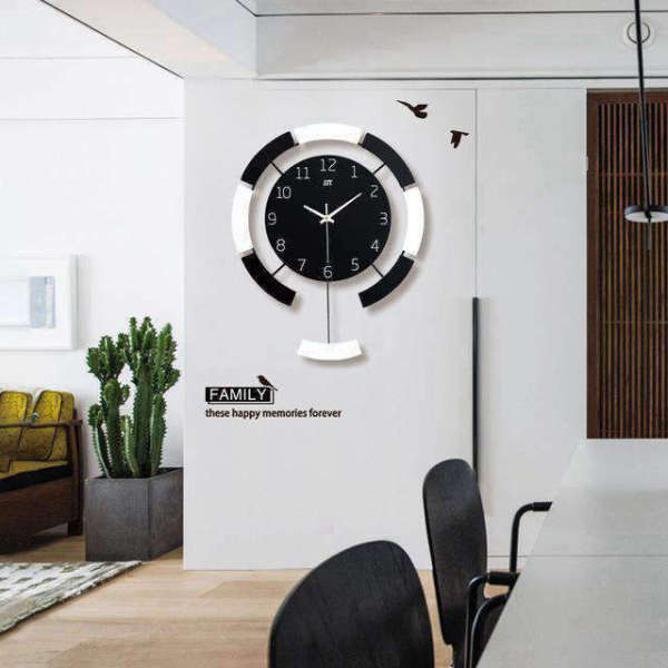 Reloj de pared moderno con péndulo