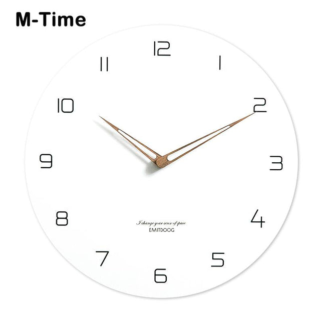 Reloj de pared de madera blanqueada