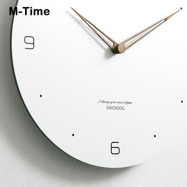 Reloj de pared de madera blanqueada