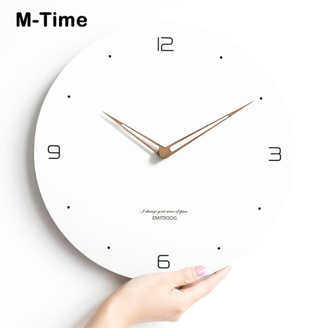 Reloj de pared de madera blanqueada