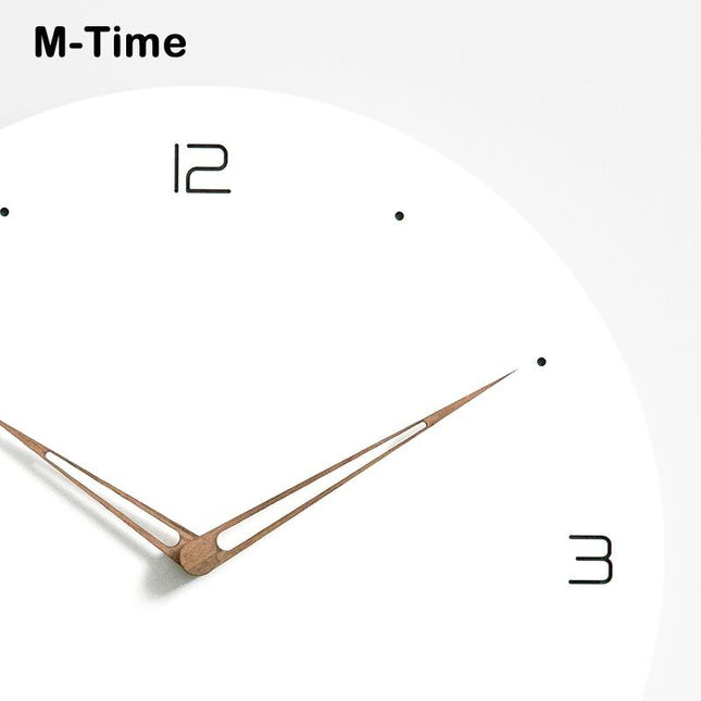 Reloj de pared de madera blanqueada