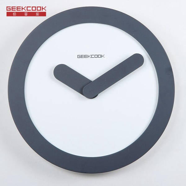 Reloj de pared con agujas gruesas