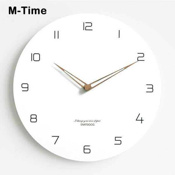 Reloj de pared de madera blanqueada