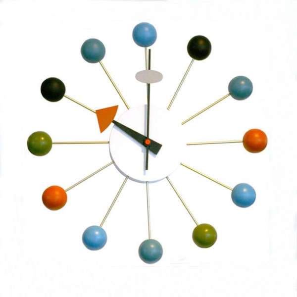 Reloj de pared con bolas de colores