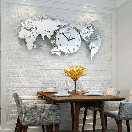 Reloj de pared gigante con mapamundi