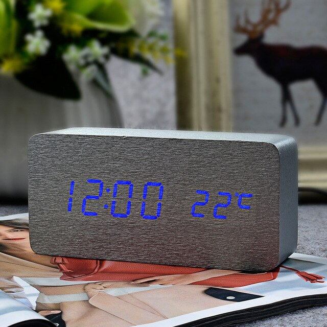 Despertador Digital Clásico de Madera