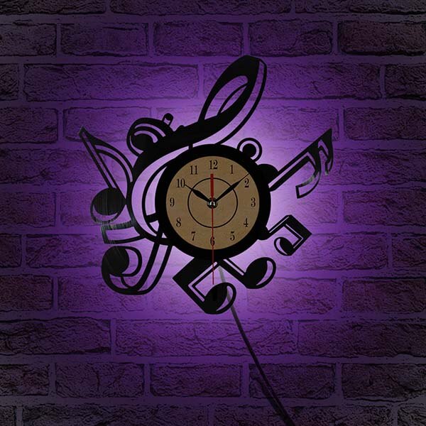 Reloj de vinilo con notas musicales
