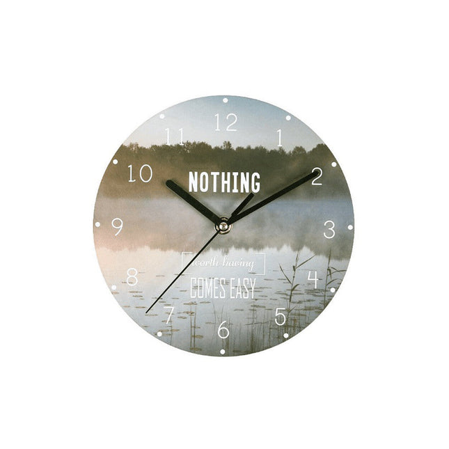 Reloj de pared de madera con frase