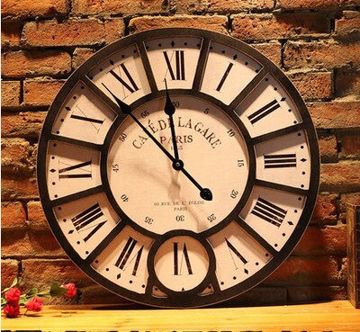 Reloj de pared vintage con mariposa