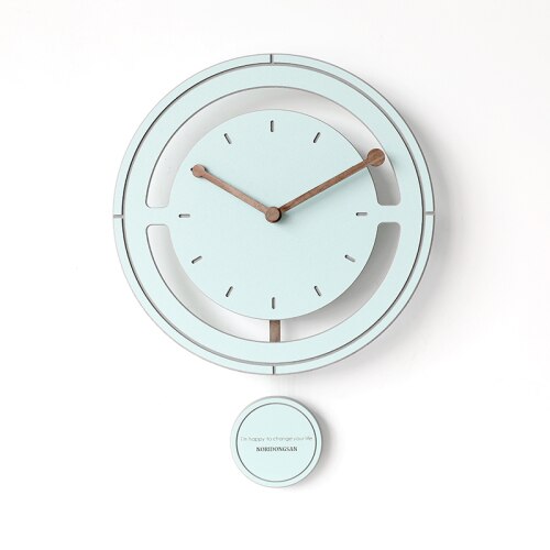 Reloj de pared con péndulo colorido