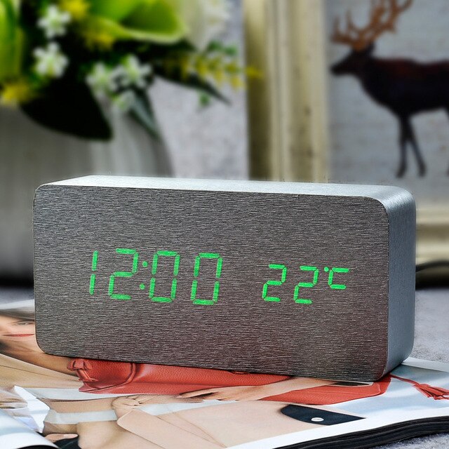 Despertador Digital Clásico de Madera
