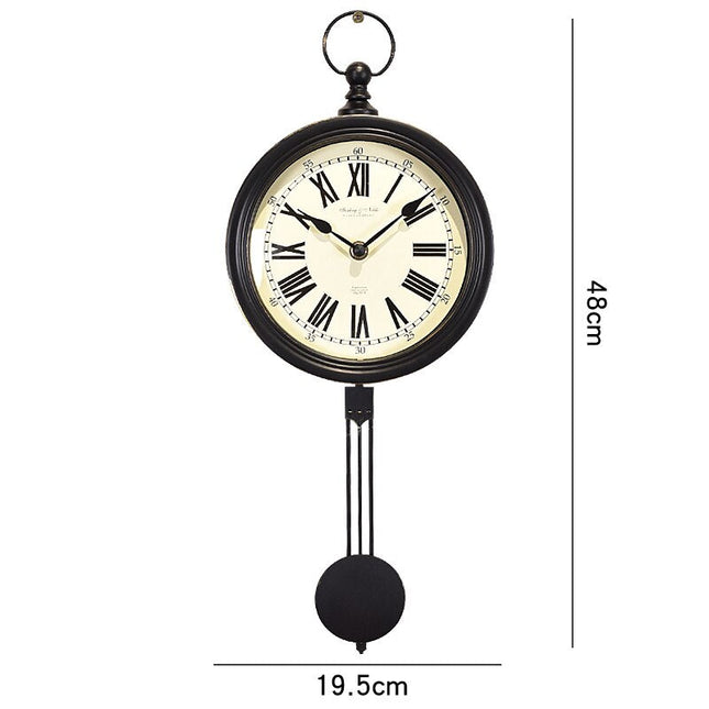 Reloj de pared retro con péndulo