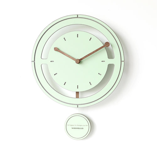 Reloj de pared con péndulo colorido