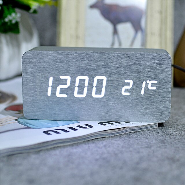 Despertador Digital Clásico de Madera