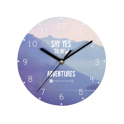 Reloj de pared de madera con frase