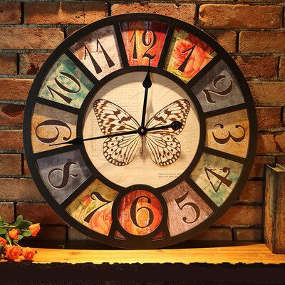 Reloj de pared vintage con mariposa
