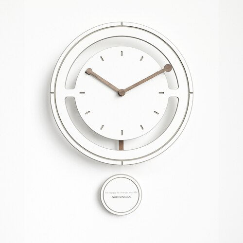 Reloj de pared con péndulo colorido