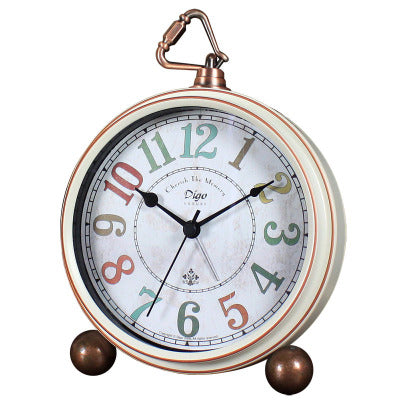 Reloj de mesa vintage retro dorado