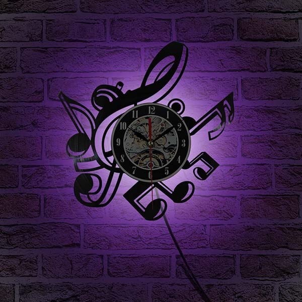 Reloj de vinilo con notas musicales