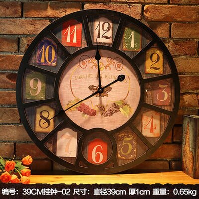 Reloj de pared vintage con mariposa