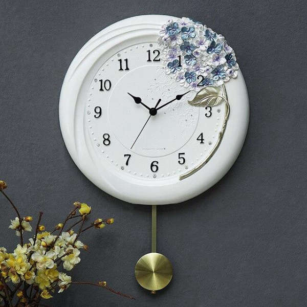 Reloj de pared con péndulo flores