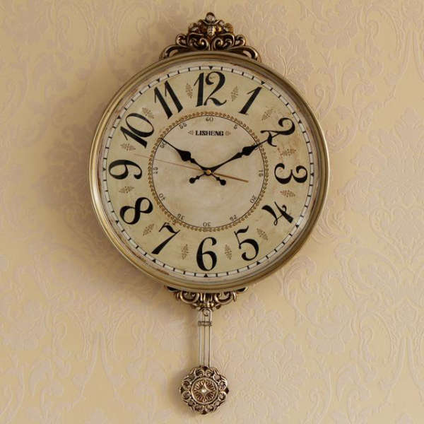 Reloj de pared vintage con péndulo
