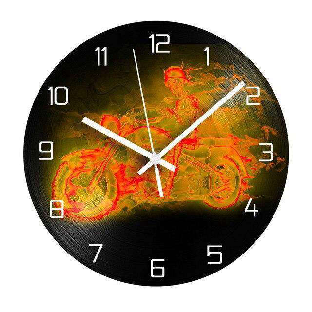 Reloj de pared redondo moto en llamas