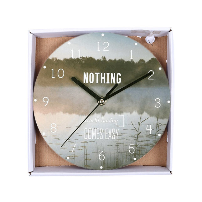 Reloj de pared de madera con frase
