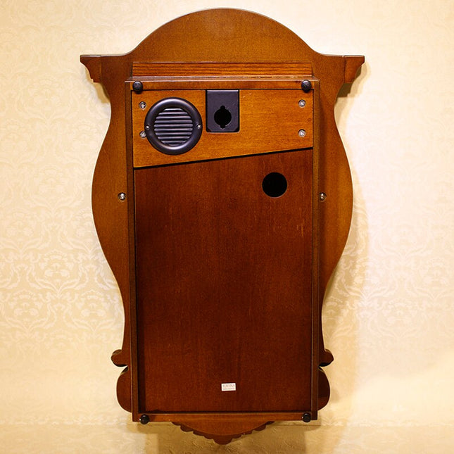 Reloj de pared clásico con péndulo