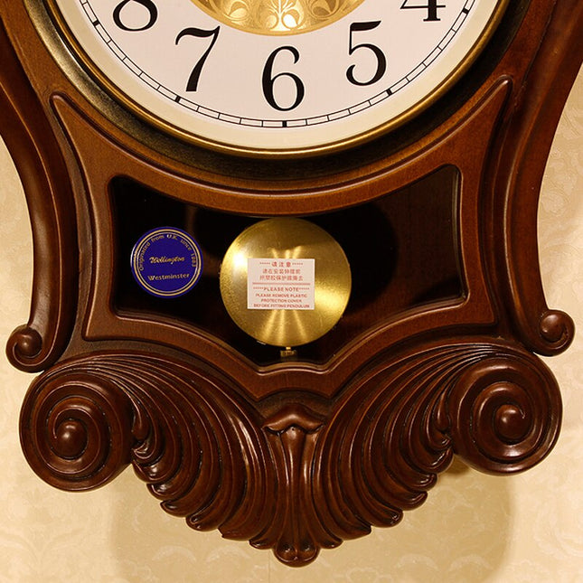 Reloj de pared clásico con péndulo