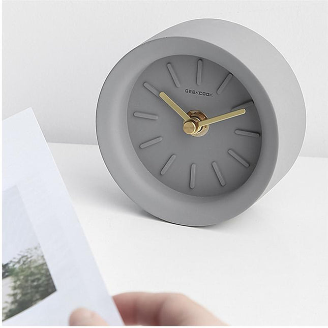 Reloj de mesa de cemento minimalista