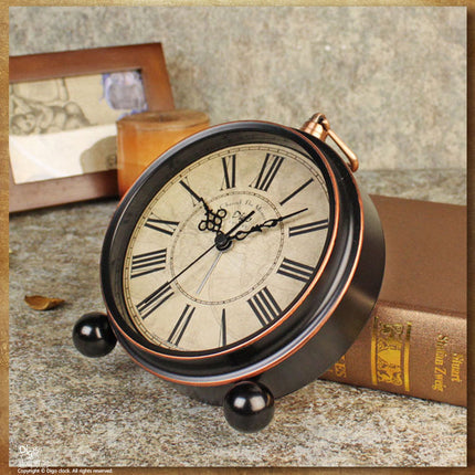 Reloj de mesa vintage retro dorado
