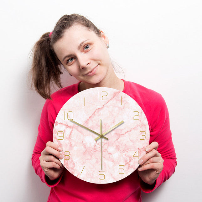 Reloj de pared rosa efecto mármol