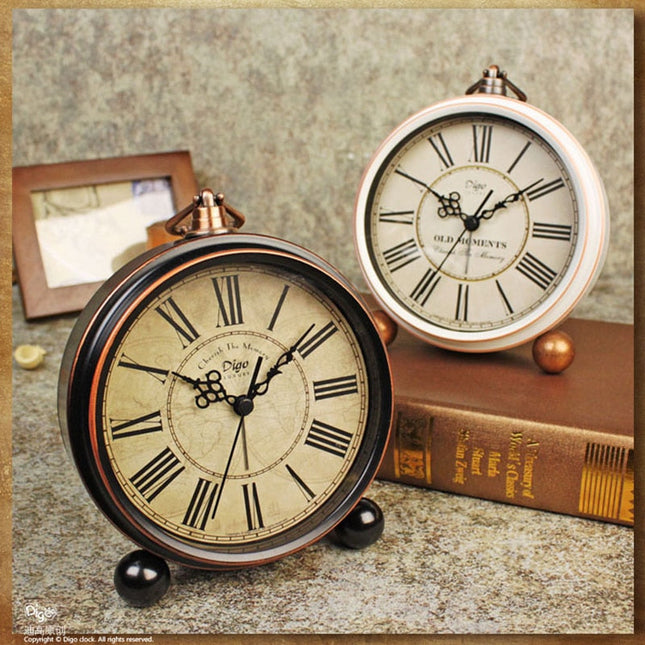 Reloj de mesa vintage retro dorado