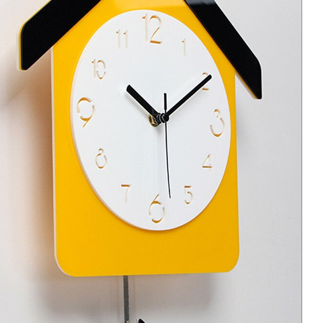 Reloj de pared amarillo con péndulo