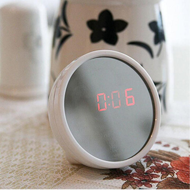 Pequeño reloj de mesa digital moderno