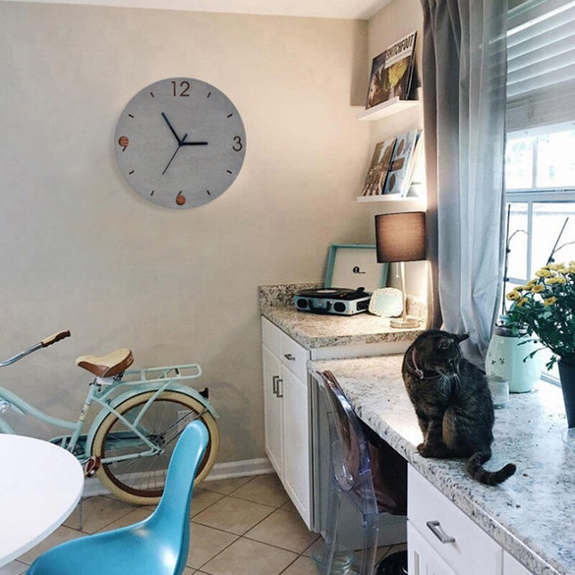 Reloj de pared minimalista gris y madera