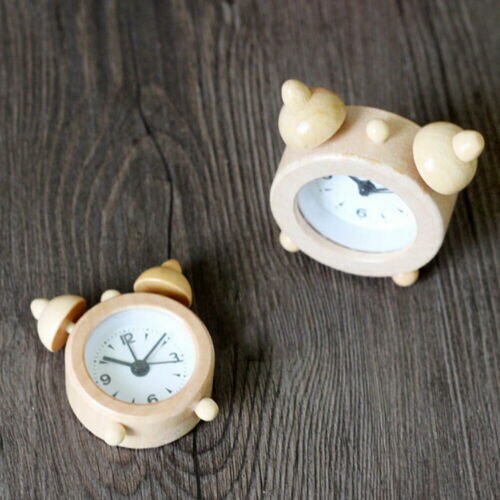 Pequeño despertador de madera para mesita