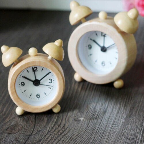Pequeño despertador de madera para mesita