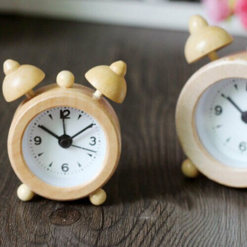 Pequeño despertador de madera para mesita