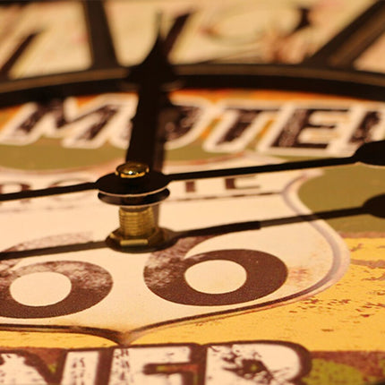 Reloj de pared vintage con mariposa